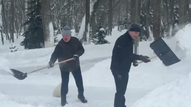 Лукашенко с сыном Николаем убирают снег в Минске