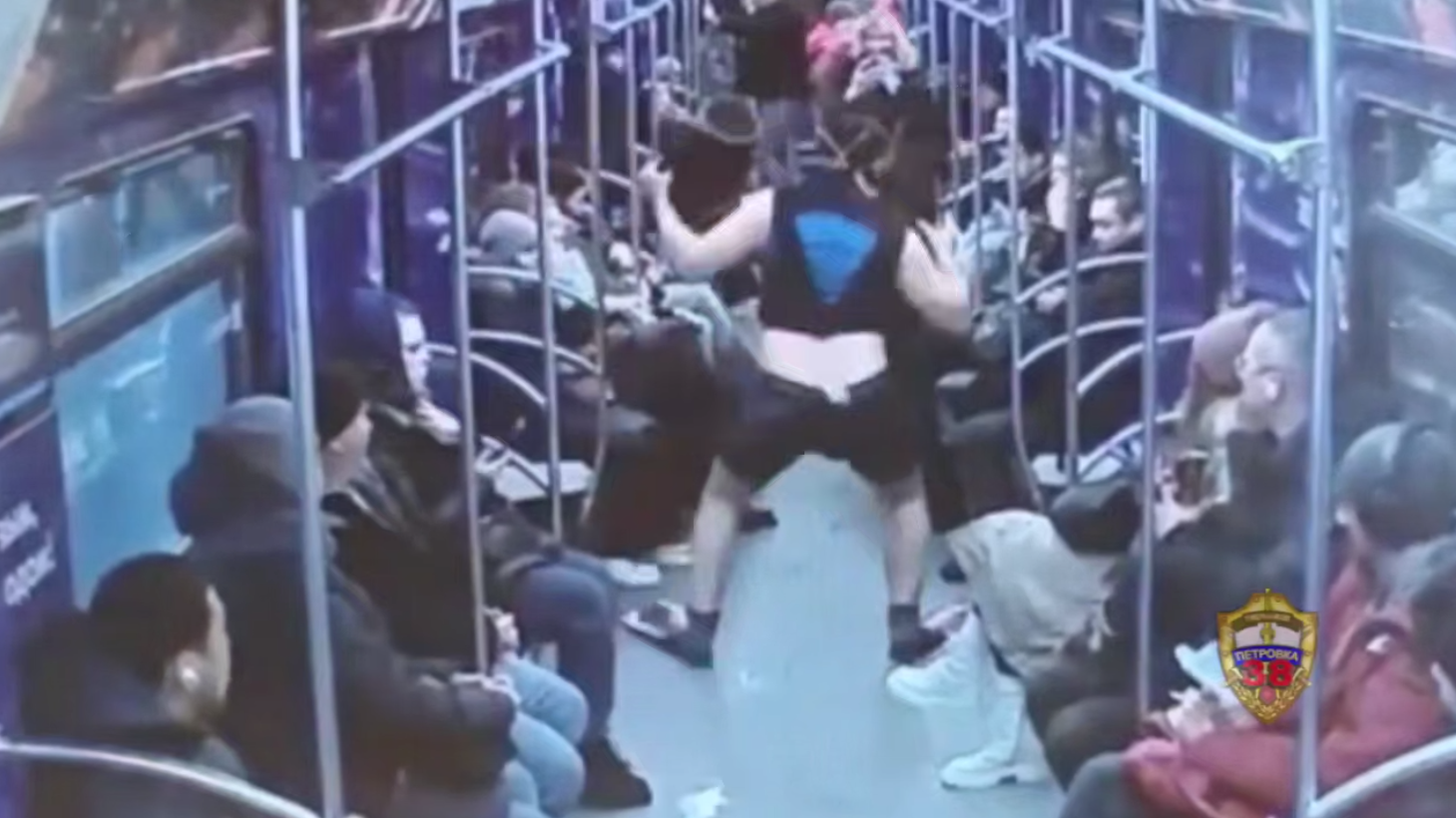 Мужчину в ластах заметили в московском метро - РИА Новости, 1920, 16.01.2026