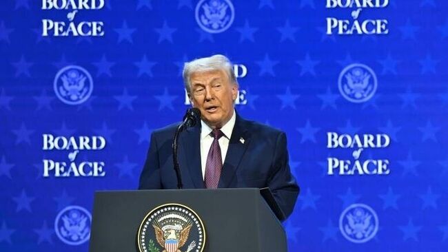 Церемония подписания документа Устав Совета мира в Давосе