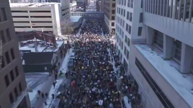 В США проходят массовые протесты против иммиграционной службы после гибели Рене Гуд  