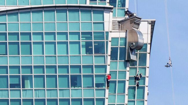 Альпинист Алекс Хоннольд совершае восхождение на небоскреб Taipei 101 в Тайбэе, Тайвань. 25 января 2026