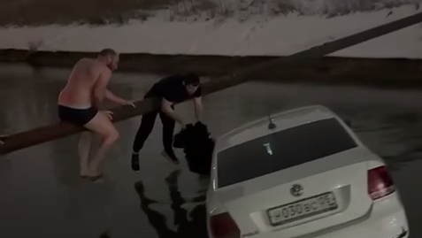 В Дагестане прохожие спасли ребенка из тонущей машины - РИА Новости, 1920, 25.01.2026