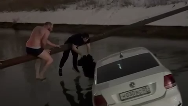 В Дагестане прохожие спасли ребенка из тонущей машины