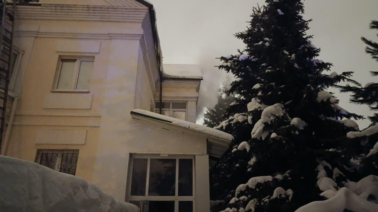 Ликвидация последствий пожара в жилом здании в городском округе Балашиха - РИА Новости, 1920, 27.01.2026