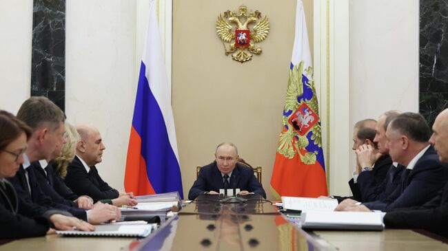 Президент Владимир Путин провел совещание по экономическим вопросам Президент Владимир Путин провел совещание по экономическим вопросам