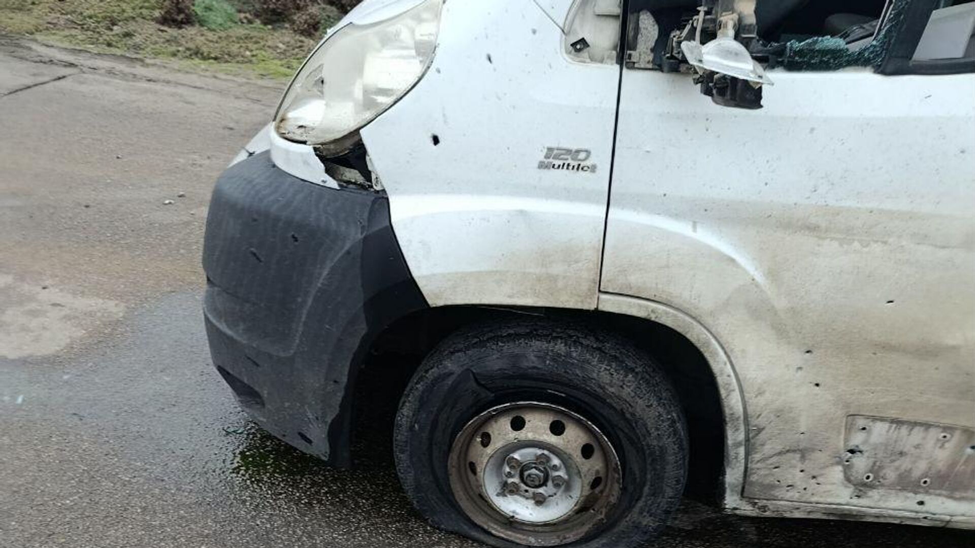 Поврежденный микроавтобус  - РИА Новости, 1920, 08.02.2026