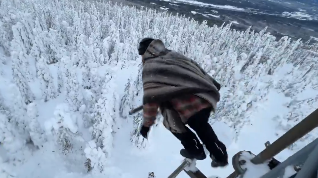 Блогер Кен Сторнес прыгает в сугроб - РИА Новости, 1920, 12.02.2026