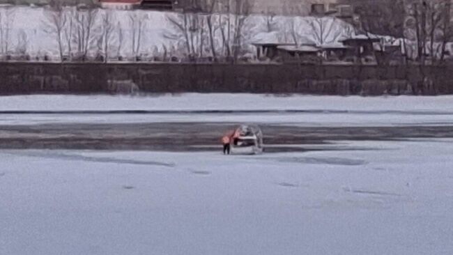 Спасатели на реке Обь в Железнодорожном районе Новосибирска