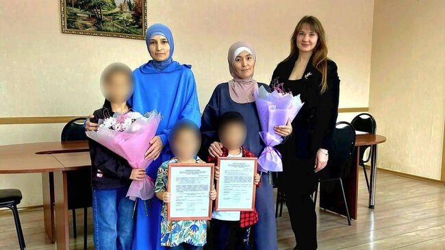 Мэр Сердобска в Пензенской области Марина Ермакова вручает жилищные сертификаты 