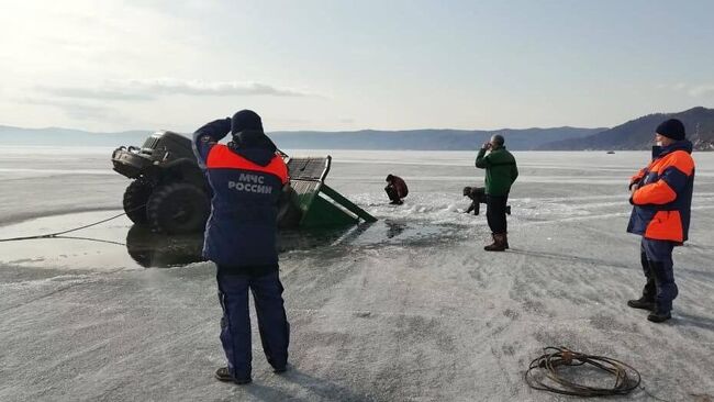 Грузовики провалились под лёд на Байкале