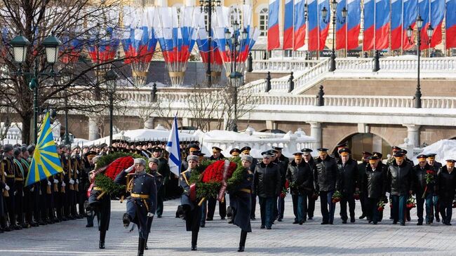 Члены Коллегии Минобороны России возложили венки и цветы к Могиле Неизвестного Солдата