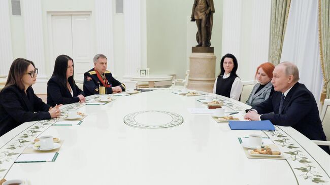Президент Владимир Путин встретился с вдовами погибших спецназовцев Президент Владимир Путин встретился с вдовами погибших спецназовцев
