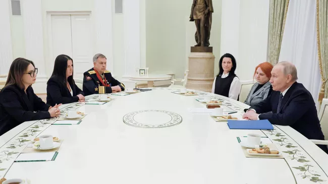 Президент Владимир Путин встретился с вдовами погибших спецназовцев Президент Владимир Путин встретился с вдовами погибших спецназовцев