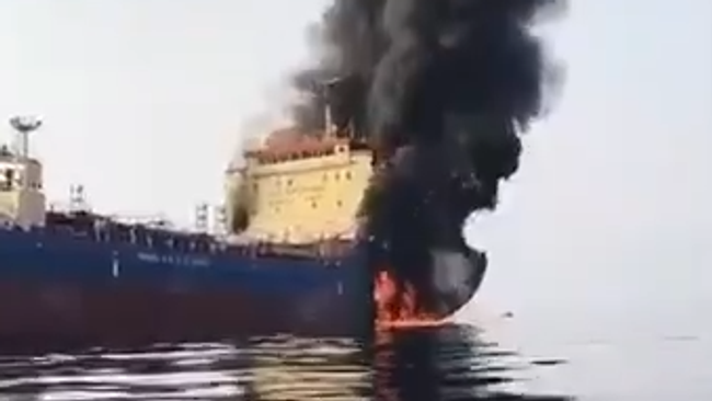 Танкер Skylight горит