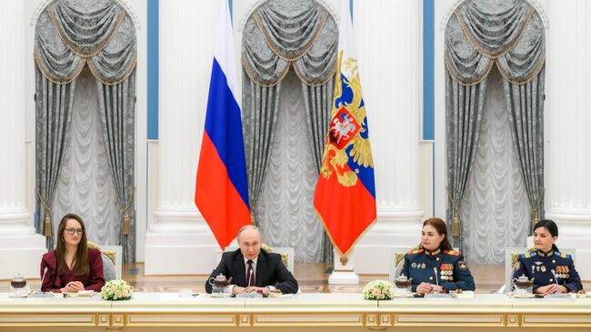 Путин в Кремле поздравил женщин с предстоящим 8 Марта