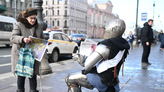 Рыцари вручили цветы женщинам на улицах Петербурга