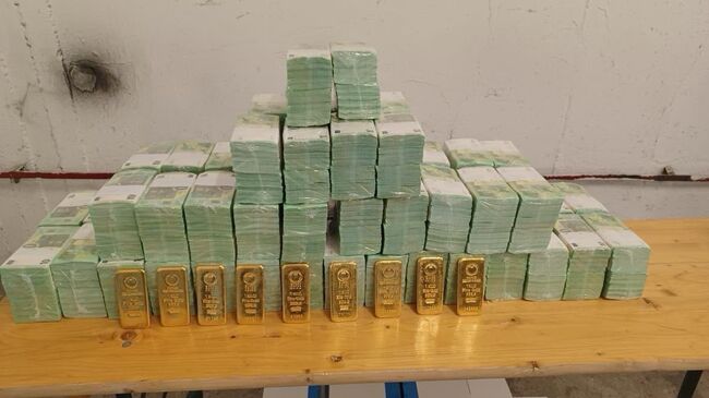Изъятые у украинских инкассаторов деньги и золото