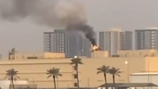 Над посольством США в Багдаде поднимается дым после атаки дронов