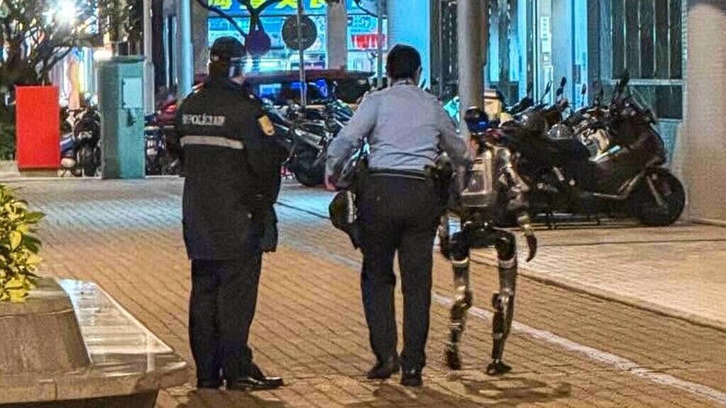 В Китае полицейские задержали робота, напугавшего пенсионерку - РИА Новости, 1920, 15.03.2026