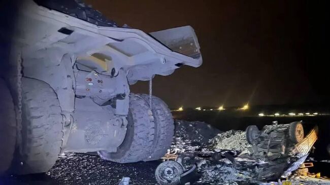 БелАЗ раздавил УАЗ с ремонтной бригадой в карьере Лебединского ГОКа в Белгородской области 