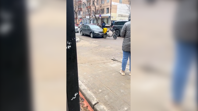 В Воронеже курьер напал на женщину-водителя 