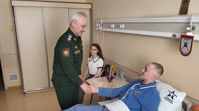 Белоусов в госпитале вручил медаль Золотая Звезда рядовому Ярашеву