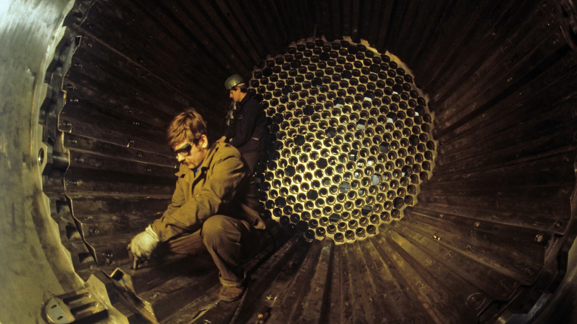 Монтажные работы в днище шахты водо-водяного энергетического реактора для АЭС Козлодуй-3. - РИА Новости, 1920, 25.03.2026