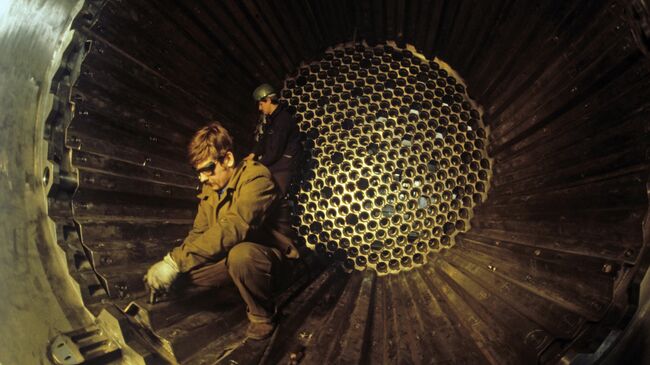 Монтажные работы в днище шахты водо-водяного энергетического реактора для АЭС Козлодуй-3.