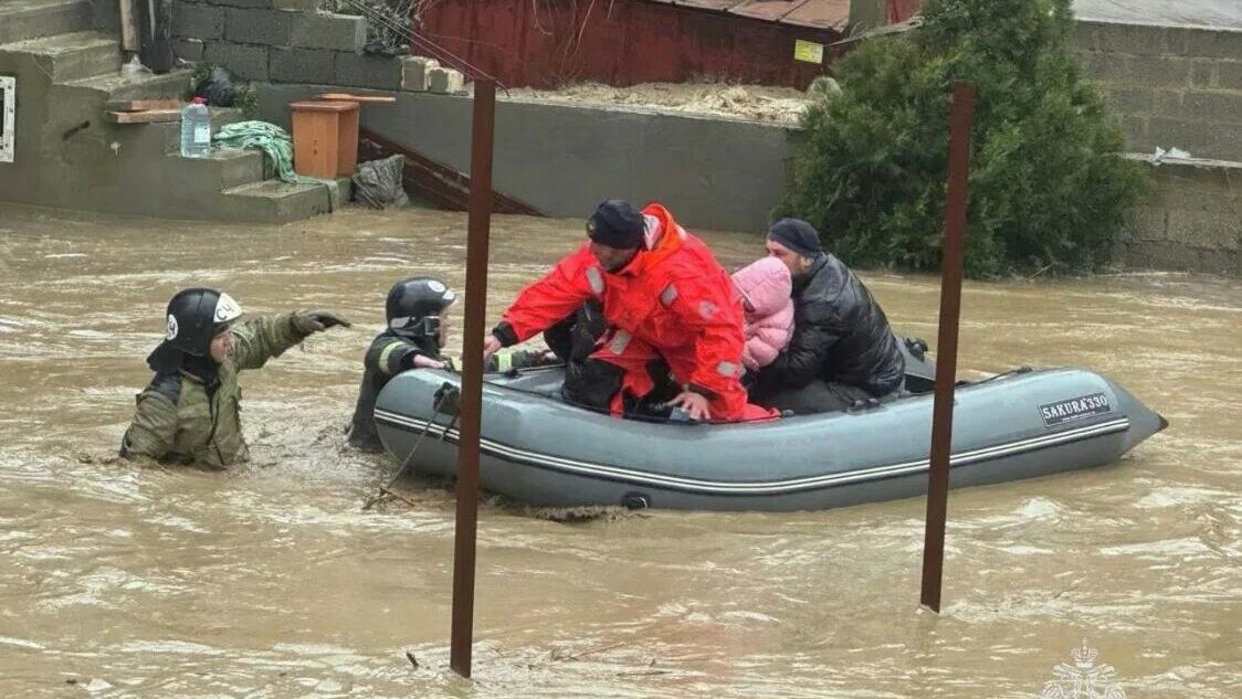 Спасатели  МЧС России ликвидируют последствия непогоды в Махачкале - РИА Новости, 1920, 28.03.2026