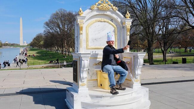 Арт-объект Трон с золотым унитазом в Вашингтоне