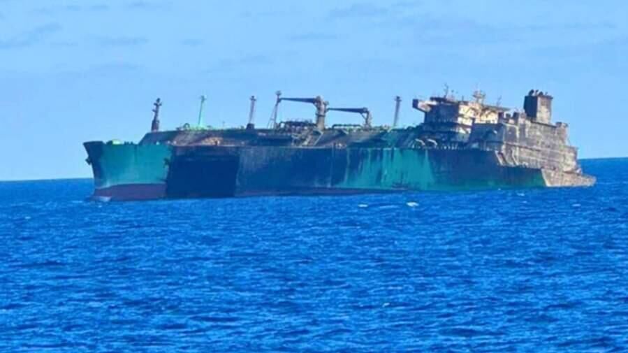 Сгоревший танкер Arctic Metagaz после атаки украинских катеров - РИА Новости, 1920, 02.04.2026