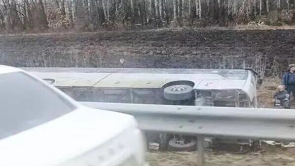 Опрокинутый автобус в Саратовской области, в котором ехали дети - РИА Новости, 1920, 03.04.2026