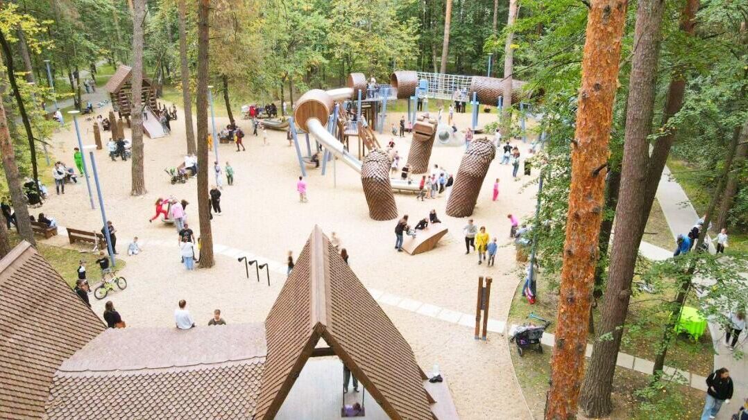 Детская площадка в подмосковном парке Детская площадка в подмосковном парке - РИА Новости, 1920, 07.04.2026