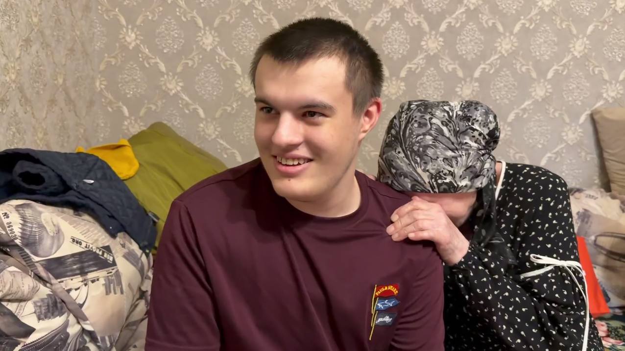 Депутат Абакаров наградил парня с аутизмом, который спас людей в Дагестане
 - РИА Новости, 1920, 10.04.2026