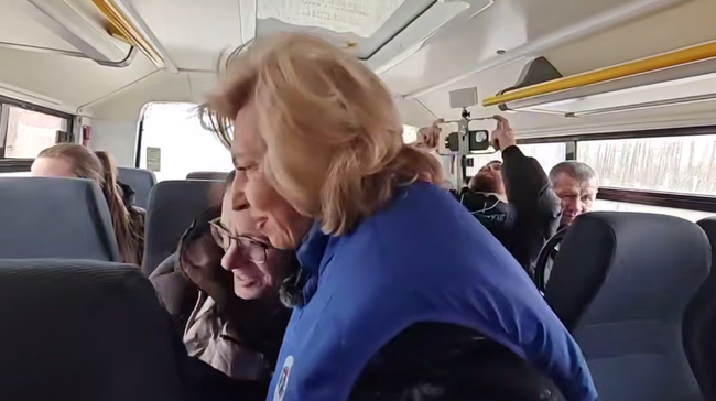 Москалькова прибыла на пограничный пункт белорусско-украинской границы, где встретила вернувшихся с Украины курян