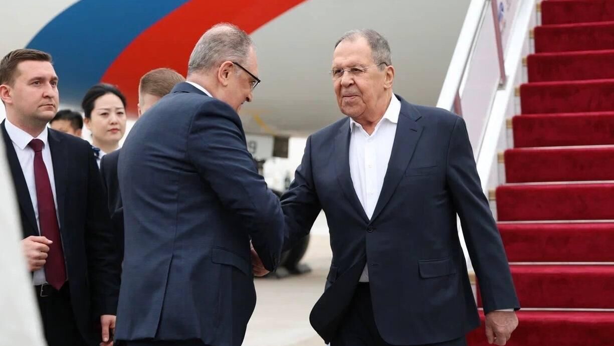  Министр иностранных дел России С.В.Лавров прибыл с официальным визитом в Китай  - РИА Новости, 1920, 14.04.2026