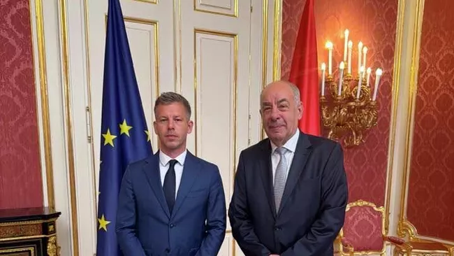 Глава победившей на выборах в Венгрии партии Тиса Петер Мадьяр и президент страны Тамаш Шуйок
Глава победившей на выборах в Венгрии партии Тиса Петер Мадьяр и президент страны Тамаш Шуйок