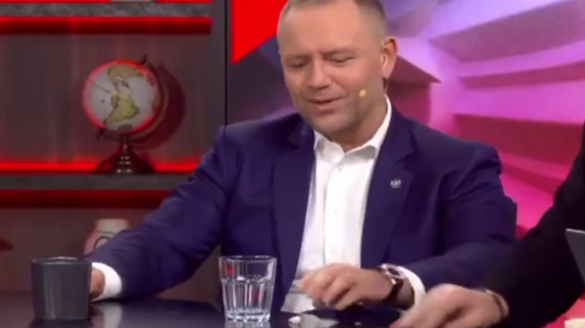 Президент Польши Навроцкий уронил пакетик со снюсом прямо во время эфира