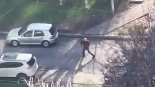 В Киеве неизвестный расстрелял прохожих и забаррикадировался с заложниками в магазине - РИА Новости, 1920, 18.04.2026