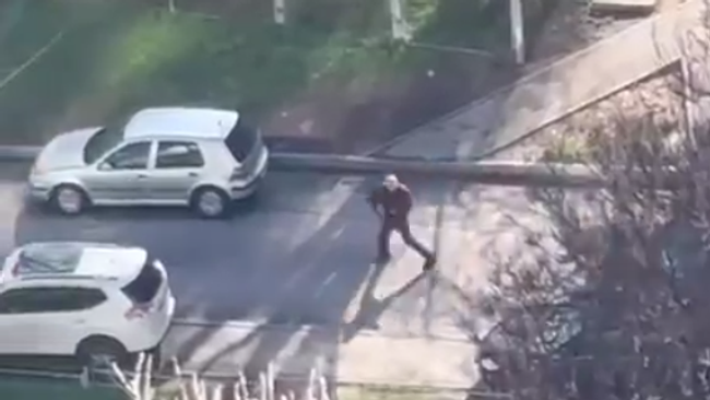 В Киеве неизвестный расстрелял прохожих и забаррикадировался с заложниками в магазине