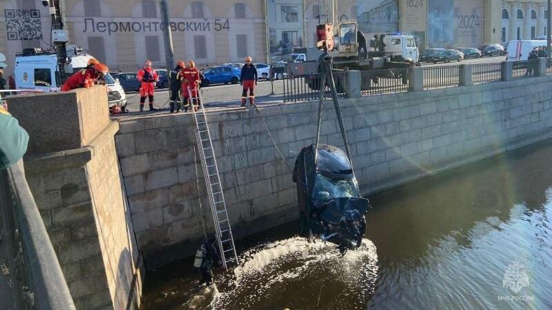 Легковушка слетела в Обводной канал в Петербурге, пробив ограждение - РИА Новости, 1920, 22.04.2026