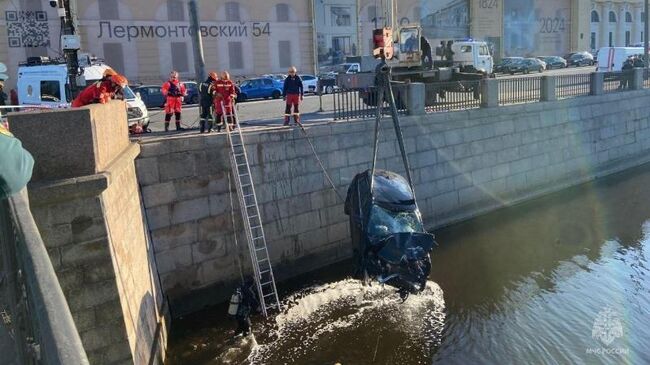 Легковушка слетела в Обводной канал в Петербурге, пробив ограждение