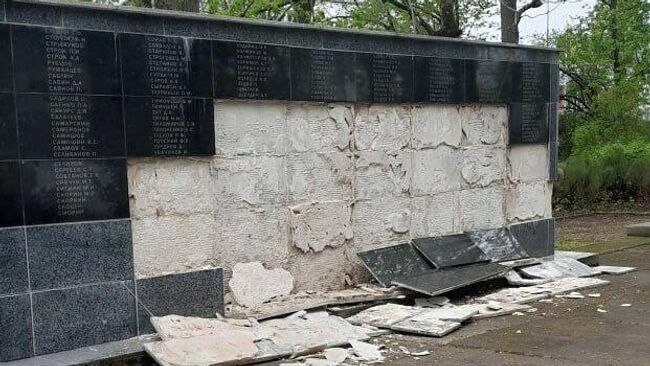 Вандалы надругались над воинским захоронением в Латвии