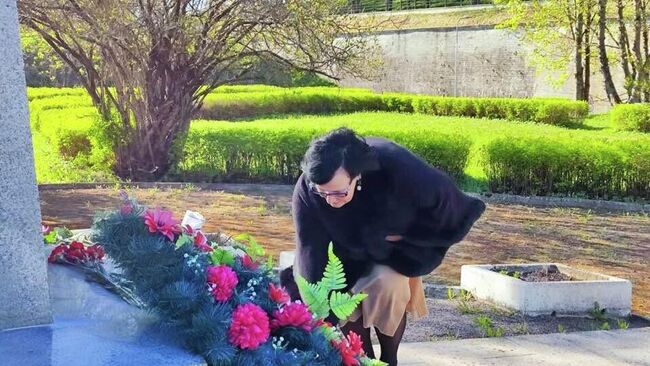 Катри Райк возлагает цветы к памятнику погибших во Второй мировой войне