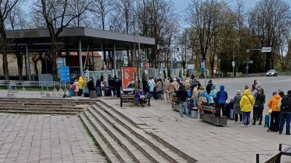 На КПП Нарва — Ивангород выстроилась очередь На КПП Нарва — Ивангород выстроилась очередь - РИА Новости, 1920, 08.05.2026
