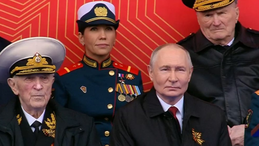 Первая женщина, ставшая Героем России за подвиг в зоне СВО, стояла возле Путина на параде в Москве. - РИА Новости, 1920, 09.05.2026