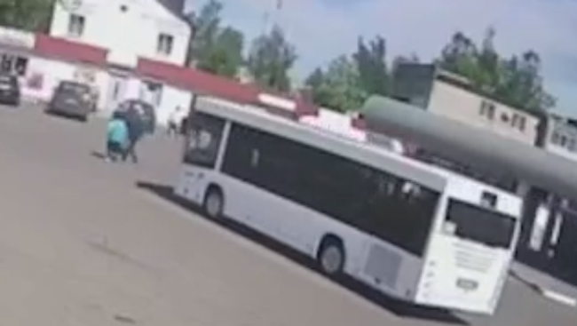В Белоруссии автобус без водителя задавил пожилую пару