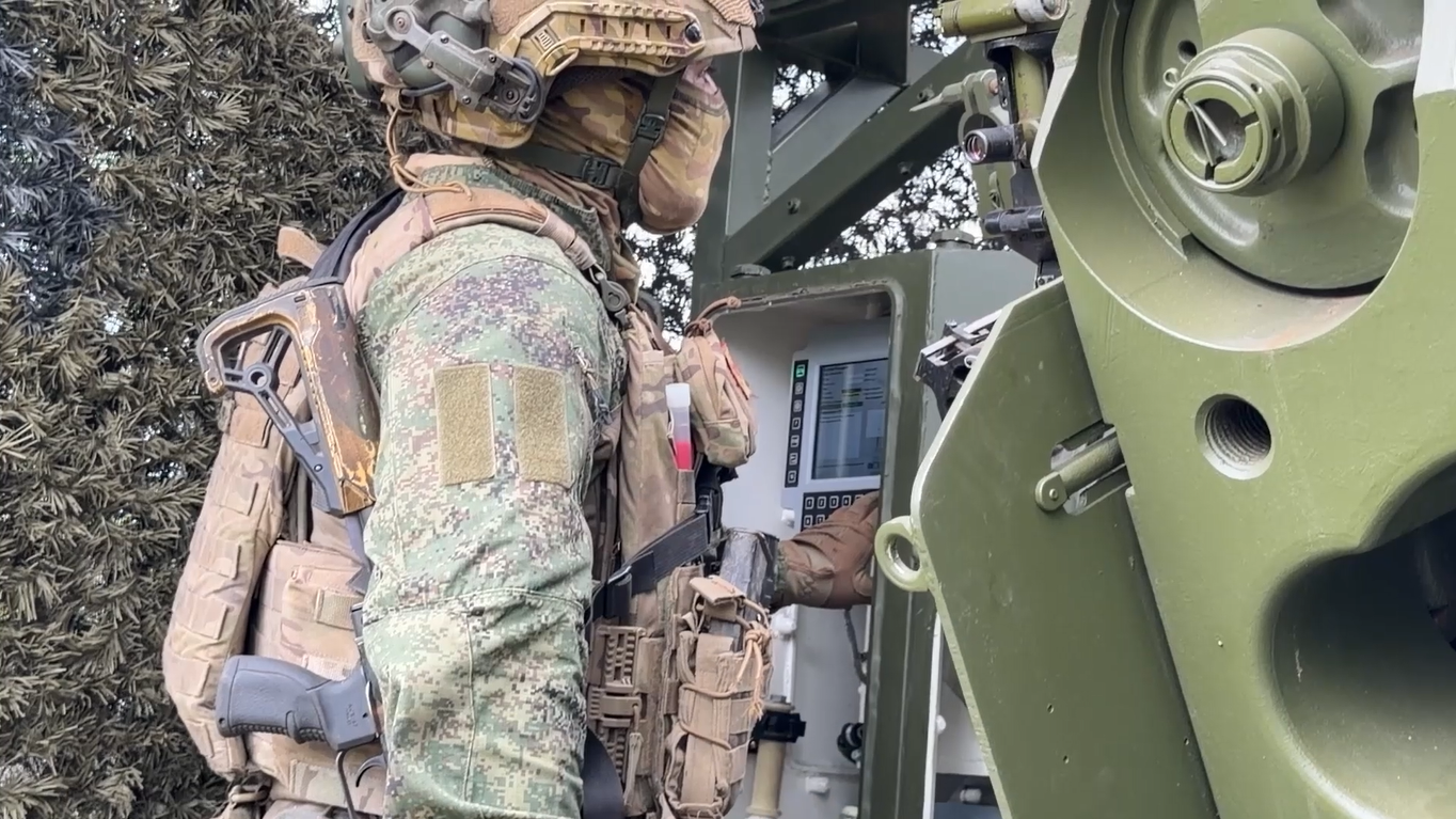 Самоходное артиллерийское орудие 2С44 Гиацинт-К 305-й гв. АБр ГрВ Восток  - РИА Новости, 1920, 18.05.2026