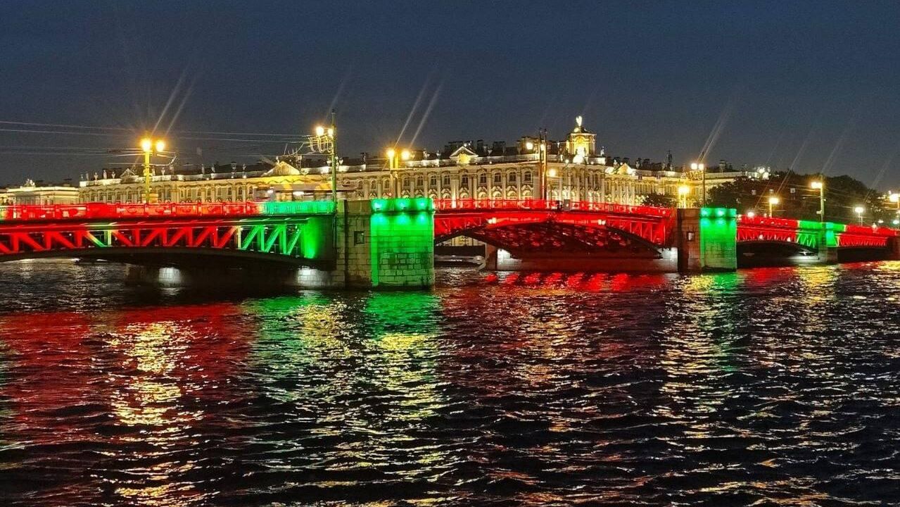 Подсветка моста в цвет пограничного флага в СПб Подсветка моста в цвет пограничного флага в СПб - РИА Новости, 1920, 28.05.2026