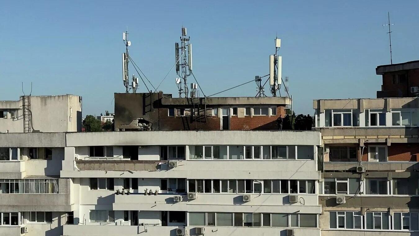 Последствия попадания неопознанного дрона в жилой дом в городе Галац, Румыния Последствия попадания неопознанного дрона в жилой дом в городе Галац, Румыния - РИА Новости, 1920, 29.05.2026